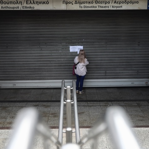 Ακόμα όμηροι στα χέρια των συνδικαλιστών του δημοσίου