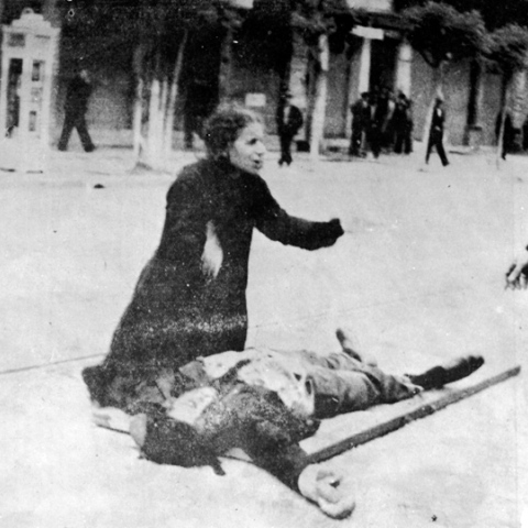 Η μητέρα του Τάσου Τούση θρηνεί το γιο της, τον πρώτο νεκρό της αιματηρής καταστολής της διαδήλωσης των καπνεργατών της Θεσσαλονίκης το 1936