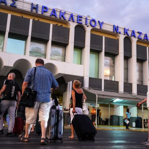 Ηράκλειο: Αναγκαστική προσγείωση αεροσκάφους, λόγω απείθαρχων επιβατών που συνελήφθησαν - Είχαν καταναλώσει αλκοόλ. 