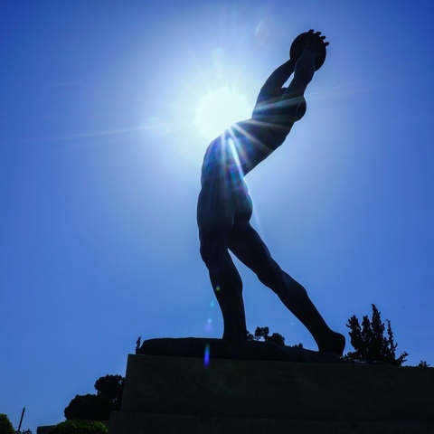 Ακτίνες του ήλιου πίσω από άγαλμα στο κέντρο της Αθήνας