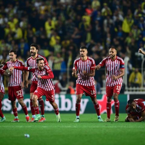 Οι παίκτες του Ολυμπιακού πανηγυρίζουν την πρόκριση επί της Φενέρμπαχτσε