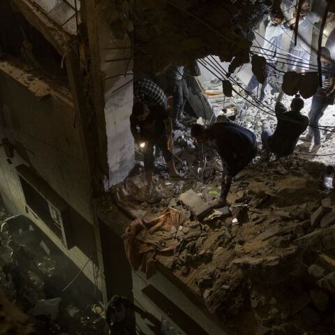 Παλαιστίνιοι αναζητούν θύματα σε χαλάσματα