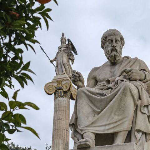 Πλάτωνας: Πάπυροι «έδειξαν» τον τόπο ταφής του Έλληνα φιλοσόφου και αποκάλυψαν πώς πέρασε τις τελευταίες του ώρες.