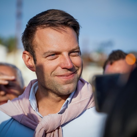 Ο Στέφανος Κασσελάκης κατά τη διάρκεια της πρόσφατης περιοδείας του στα νησιά του Αιγαίου