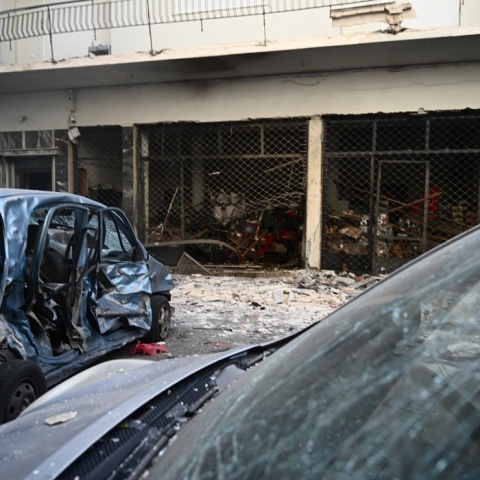 Οι ζημιές μετά από την έκρηξη βόμβας σε κάβα στην Καλλιθέα