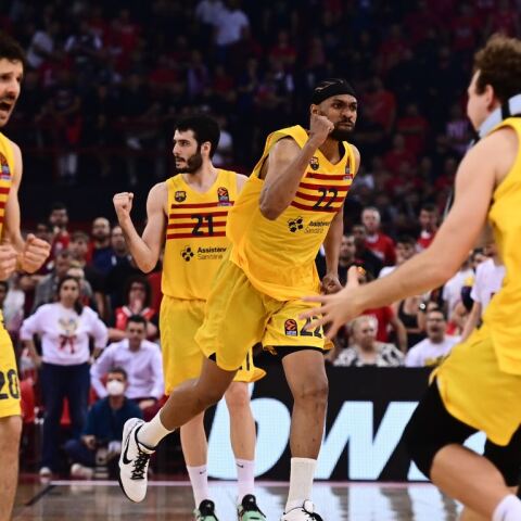 Οι παίκτες της Μπαρτσελόνα πανηγυρίζουν τη νίκη επί του Ολυμπιακού