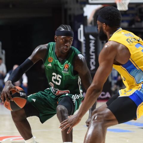 Στιγμιότυπο από τον αγώνα Μακάμπι-Παναθηναϊκός