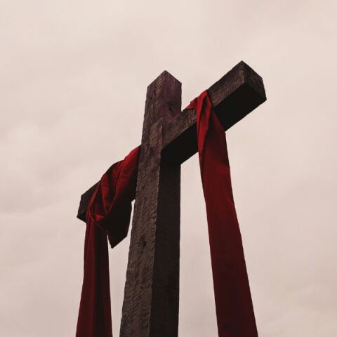 Ξυλινος σταυρος με κοκκινα πανια