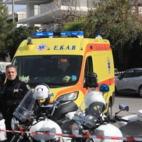 Αστυνομικοί και ασθενοφόρο στο σημείο που φορτηγό παρέσυρε και σκότωσε 77χρονη στο Μενίδι