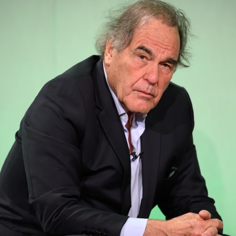 Ο Οliver Stone υπέρ της πυρηνικής ενέργειας