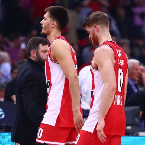 Οι παίκτες του Ολυμπιακού μετά την ήττα από την Μπαρτσελόνα