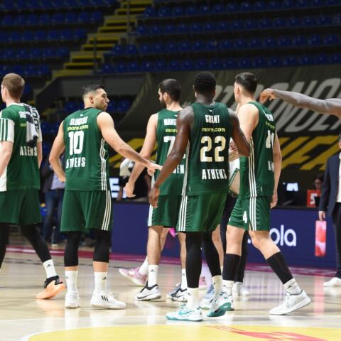 Οι παίκτες του Παναθηναϊκού μετά την ήττα από τη Μακάμπι στο Game 4