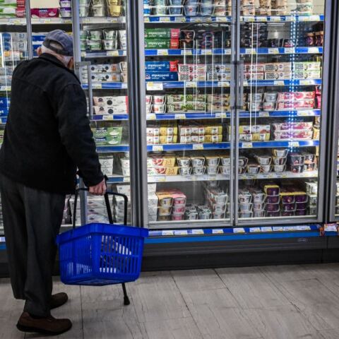 Ηλικιωμένος ψωνίζει σε σούπερ μάρκετ