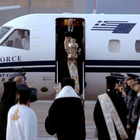 Έφτασε στην Αθήνα το Άγιο Φως 