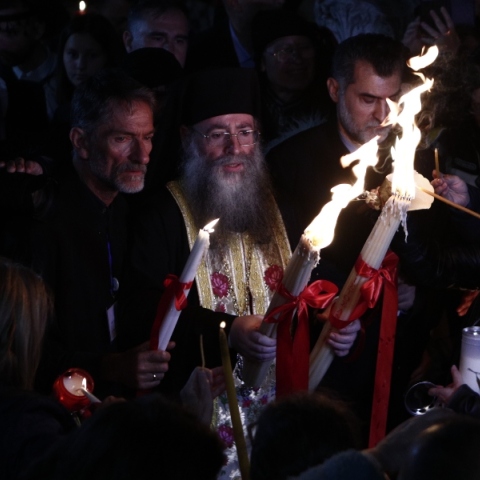 To Άγιο Φως στο Μετόχι του Παναγίου Τάφου, στην Πλάκα