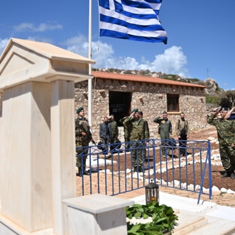 Δένδιας: Κατέθεσε στεφάνι στο μνήμα της Κυράς της Ρω