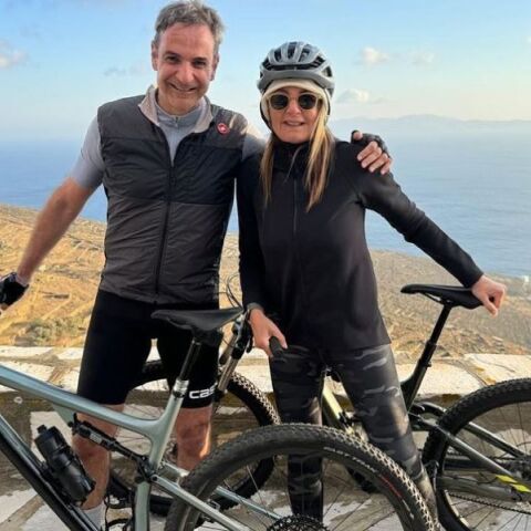 Ο Κυριάκος Μητσοτάκης και η Μαρέβα Γκραμπόφσκι βόλτα με το ποδήλατο στην Τήνο μετά το αρνί - Η ανάρτηση του πρωθυπουργού. 