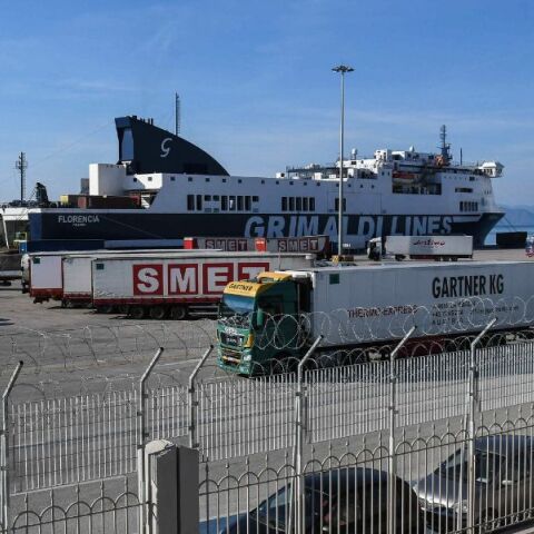 Πάτρα: Νεκρή ανασύρθηκε η γυναίκα που έπεσε με αυτοκίνητο στο βόρειο λιμάνι της πόλης - Έρευνες του Λιμενικού προκειμένου να εξακριβωθούν οι συνθήκες.