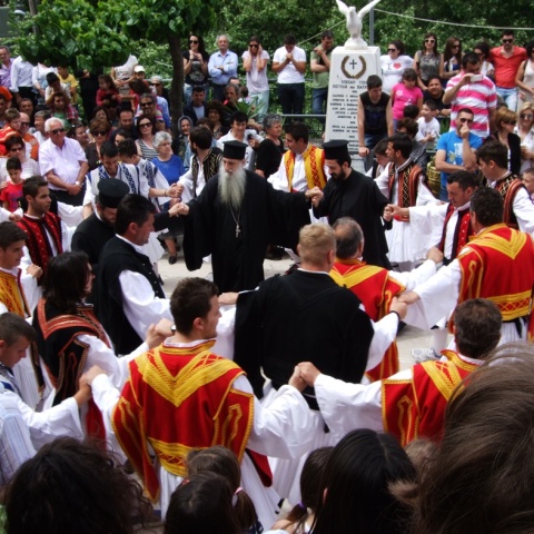 Οιερέας σέρνει τον χορό μαζί με τους φουστανελάδες για το έθιμο της Λέησης