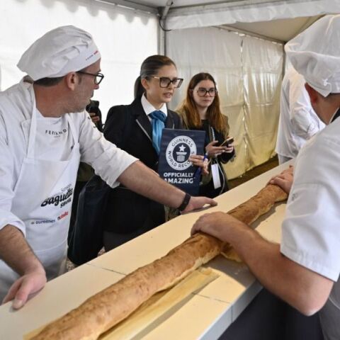 Η Γαλλία ανακτά το ρεκόρ Γκίνες - Παριζιάνικοι αρτοποιοί δημιούργησαν μπαγκέτα μήκους 140 μέτρων - Η Ιταλία κατείχε το προηγούμενο ρεκόρ. 