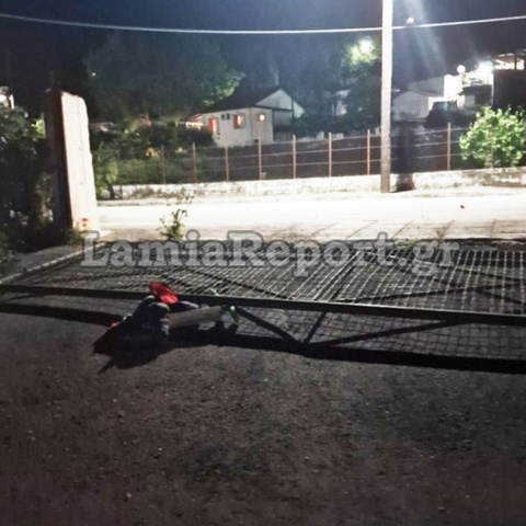 Πόρτα σχολείου καταπλάκωσε το πατίνι παιδιού και το μπουφάν του