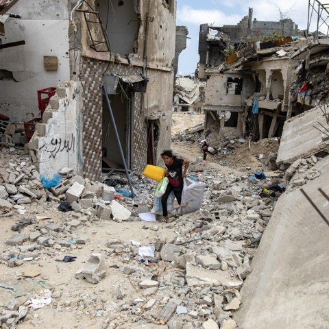 Κοριτσάκι περπατά σε ερείπια στη Γάζα