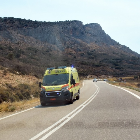 Ασθενοφόρο σε δρόμο