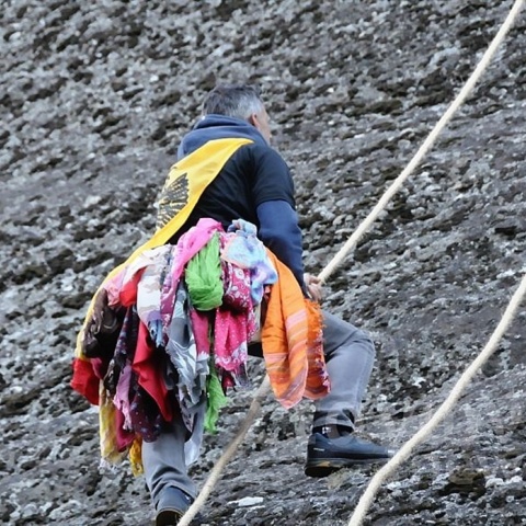 Αναρριχητής πηγαίνει μαντήλια στον Άη Γιώργη τον Μαντηλά