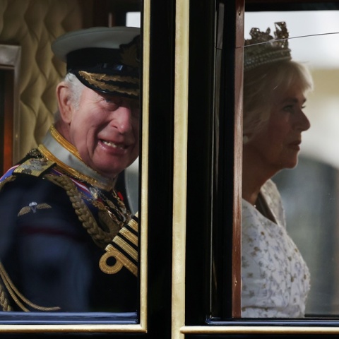 Ο βασιλιάς Κάρολος και η βασίλισσα Καμίλα στην άμαξά τους