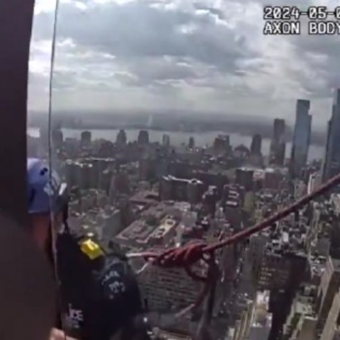 Νέα Υόρκη: Αστυνομικοί σε ουρανοξύστη σώζουν γυναίκα