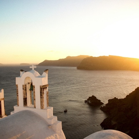 Κορυφή εκκλησίας με φόντο το ηλιοβασίλεμα