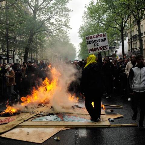 Η βία στους δρόμους και το επαναστατικό της άλλοθι