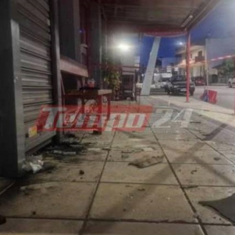 Εικόνα από τις καταστροφές που σημειώθηκαν μετά την ανατίναξη του ΑΤΜ έξω από σούπερ μάρκετ