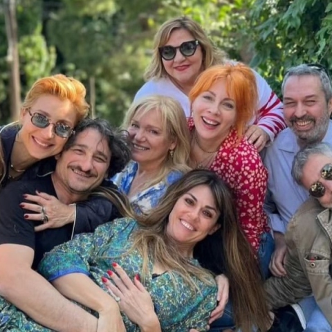 Στο σπίτι του Βασίλη Χαραλαμπόπουλου μαζεύτηκε πλήθος ηθοποιών για το Πάσχα