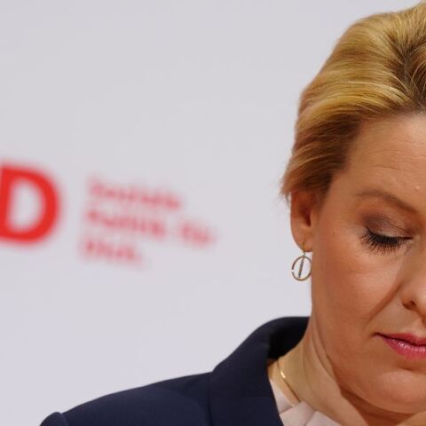 Γερμανία: Η γερουσιαστής του Βερολίνου Φραντσίσκα Γκίφαϊ δέχτηκε επίθεση με βαρύ αντικείμενο στο κεφάλι - Ανησυχία για τις επιθέσεις εις βάρος πολιτικών.