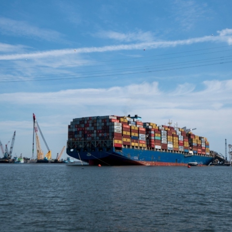 Το «Dali», ένα πλοίο μεταφοράς εμπορευματοκιβωτίων με μήκος 300 μέτρων, προσέκρουσε στις 26 Μαρτίου σε έναν πυλώνα της γέφυρας Φράνσις Σκοτ Κι της Βαλτιμόρης