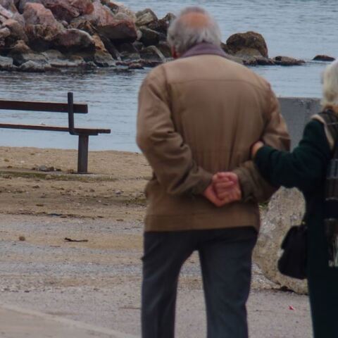 Συνταξιούχοι περπατούν κοντά στην ακρογιαλιά