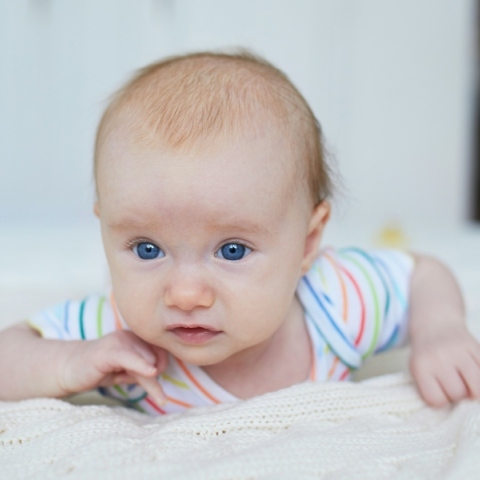 Βρετανία: Μωρό εκ γενετής κωφό ξαναβρήκε την ακοή του