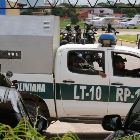 Βολιβία: Πλήθος λιντσάρει τρεις φερόμενους ως απαγωγείς ζευγαριού - Οι δύο ξυλοκοπήθηκαν μέχρι θανάτου και ο τρίτος κάηκε ζωντανός - Σκληρές εικόνες.