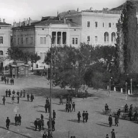 Ο Γιάννης Ηλίδης μας ταξιδεύει στην Αθήνα του ‘60 και του ‘70