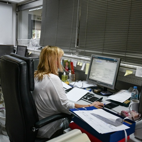 Εργαζόμενη σε υπηρεσία συμπληρώνει φορολογική δήλωση στον υπολογιστή