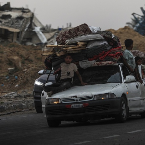 Παιδιά σε κατάφορτο αυτοκίνητο με τα λιγοστά υπάρχοντα της οικογένειας απομακρύνονται από τη Ράφα όπου εντείνονται οι βομβαρδισμοί από την περασμένη Δευτέρα