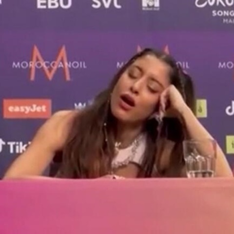 Η Μαρίνα Σάττι χασμουριέται κατά τη διάρκεια της συνέντευξης Τύπου μετά τον Β' Ημιτελικό της Eurovision 2024