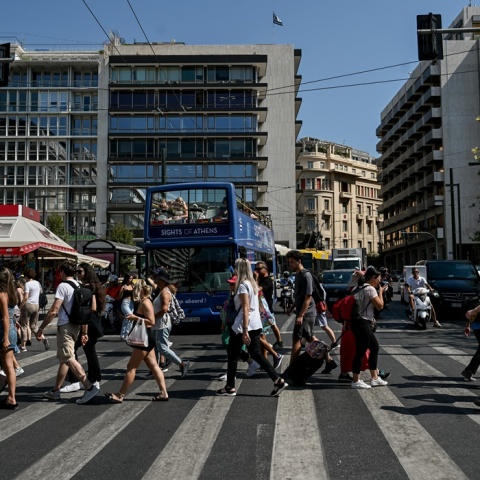 Τουρίστες στη διάβαση στο κάτω μέρος της πλατείας Συντάγματος