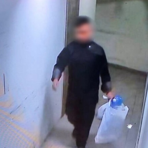 Ο πατέρας του βρέφους μεταφέρει σε πλαστική σακούλα το βρέφος και το πετά στον κάδο απορριμμάτων