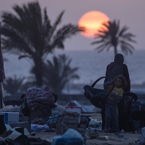 Κάτοικοι της Ράφα απομακρύνονται κουβαλώντας τα πράγματά τους - Ένα μικρό παιδί σηκώνει το καλαθάκι για το μωρό της οικογένειας
