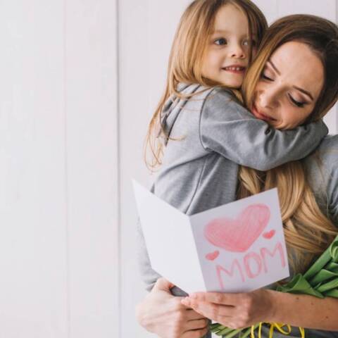 Αφιέρωμα στη Γιορτή της Μητέρας: Χρόνια πολλά μαμά!
