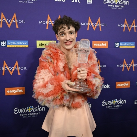 Το Nemo με το τρόπαιο της Eurovision 2024 μετά τη μεγάλη νίκη για την Ελβετία
