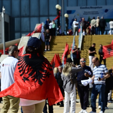Πολίτες με σημαίες της Αλβανίας φτάνουν στο Κλειστό Γυμναστήριο Γαλατσίου όπου θα τους απευθυνθεί ο Έντι Ράμα