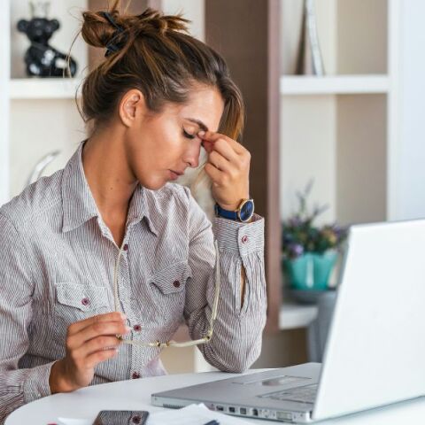 Το burnout μεταξύ των πιο ανησυχητικών τάσεων και στο ελληνικό εργασιακό περιβάλλον - Διαδικτυακή έρευνα που διεξήγαγε το kariera.gr μέσω LinkedIn.